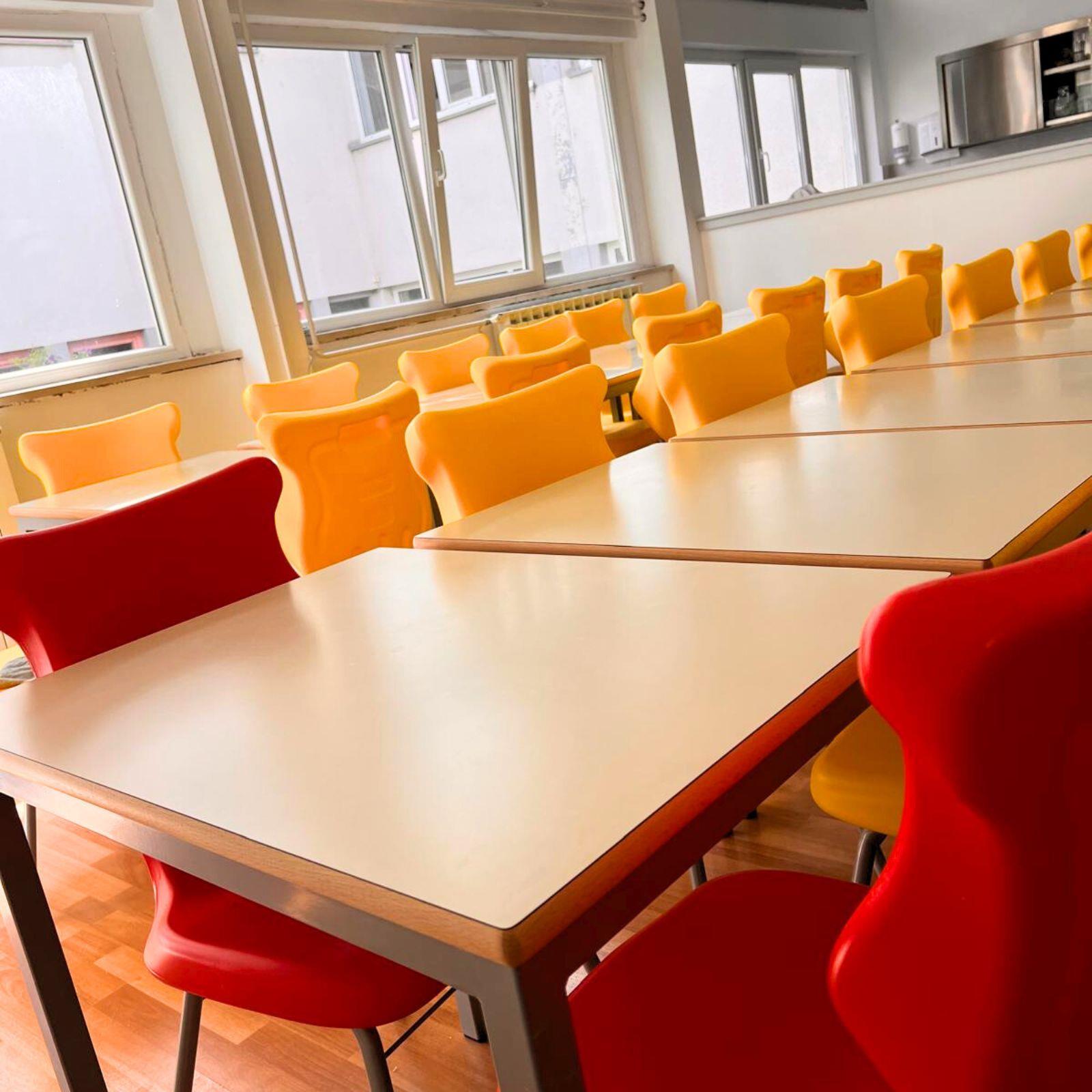 Jednostavni stolovi za blagavaonu