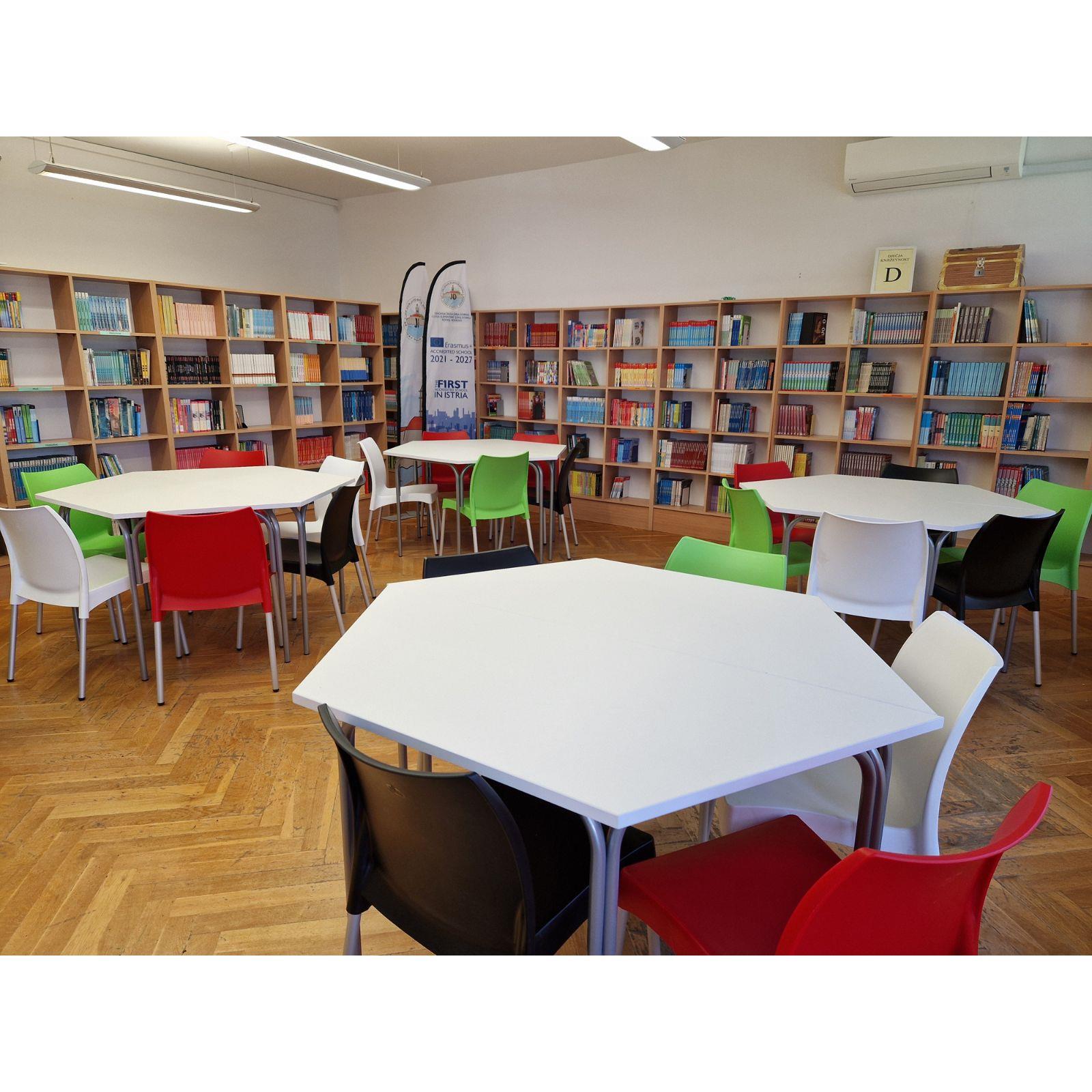 Trapezni stolovi u knjižnici