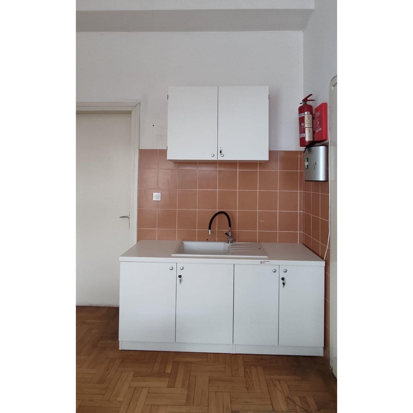 Jednostavan radni prostor u ucionici