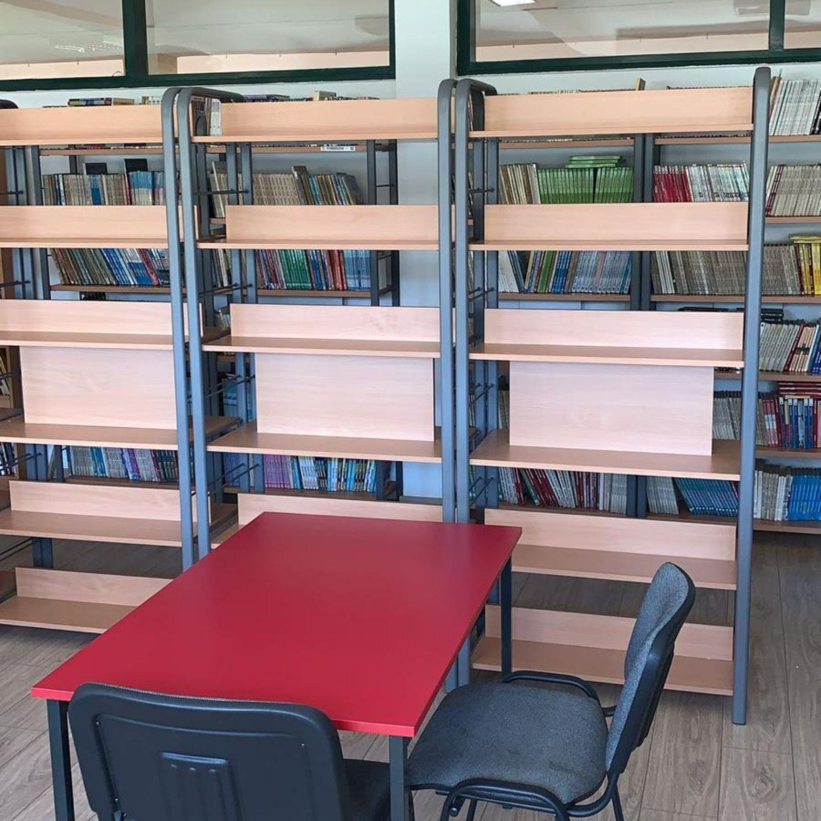 Dvostrana polica za knjige