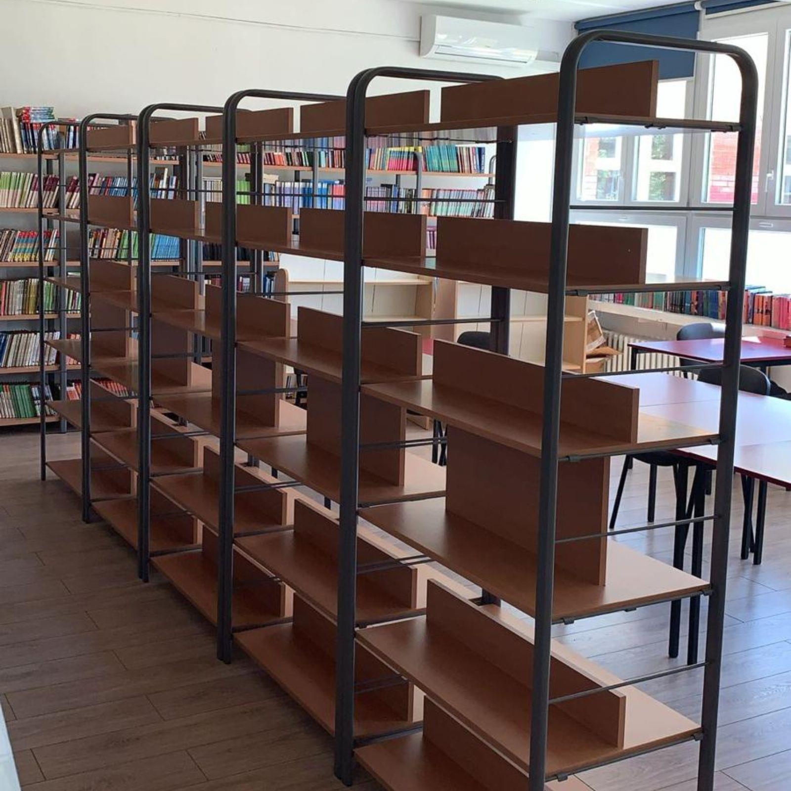 Dvostrana polica za knjige