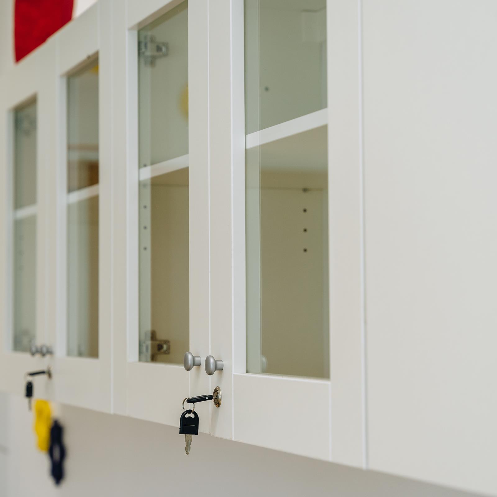 Viseci ormaric sa staklenim vratima