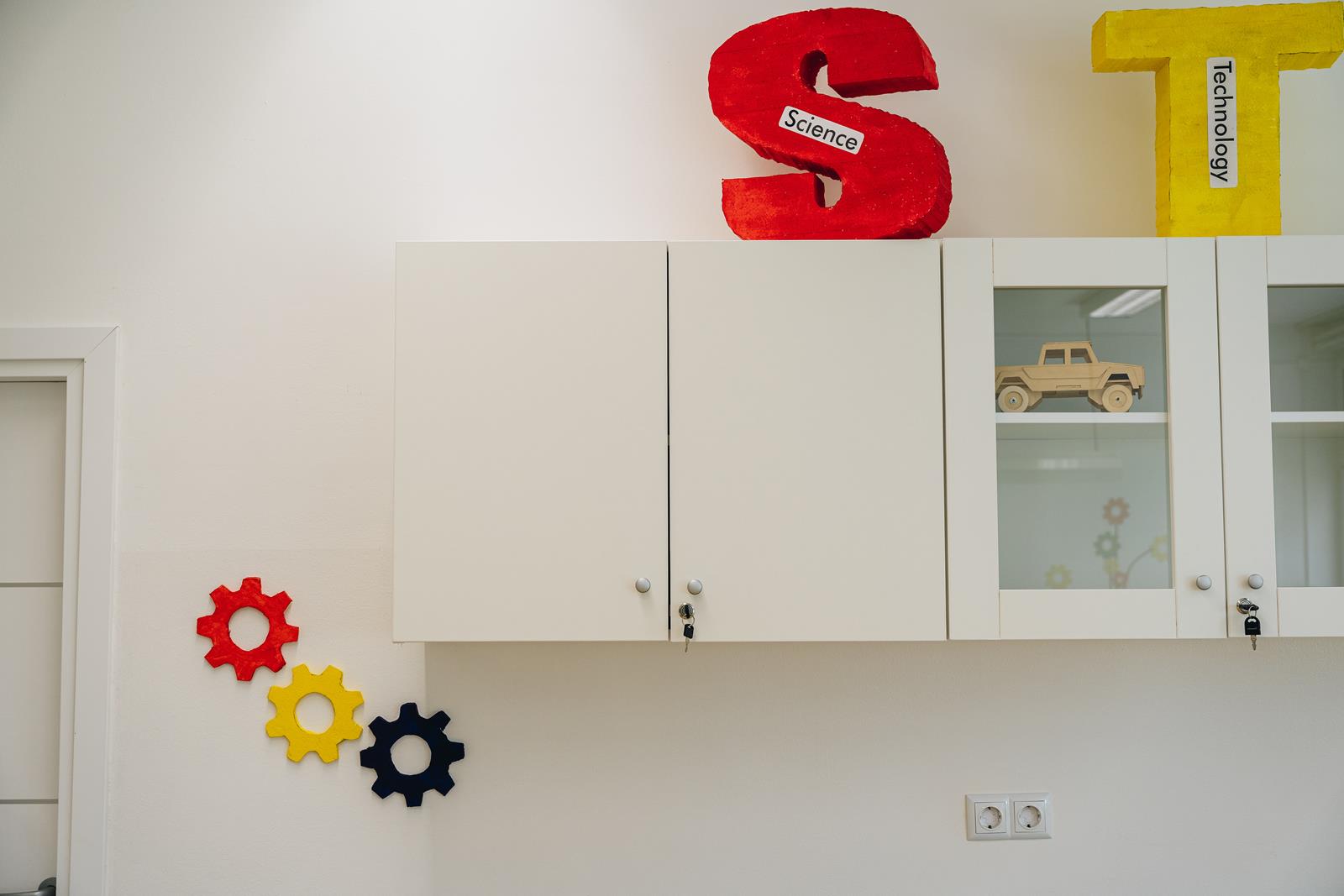 Ormaric viseci s punim vratnim krilima