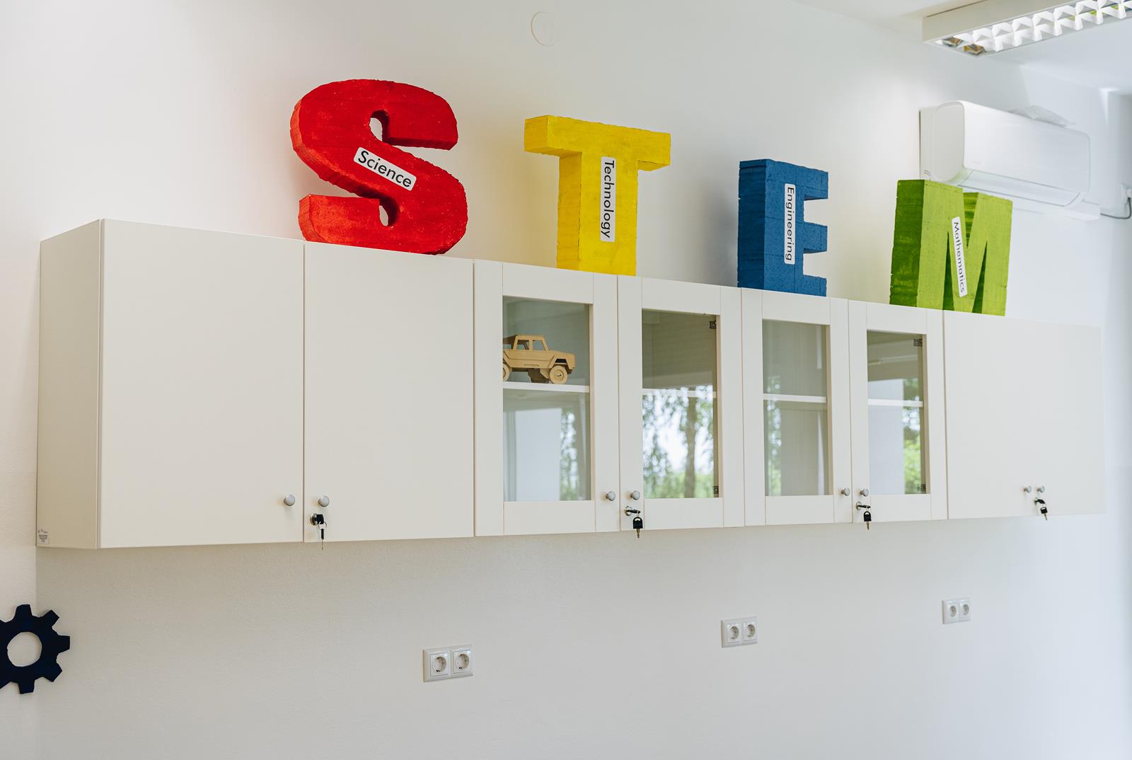 Viseci ormaric od iverala