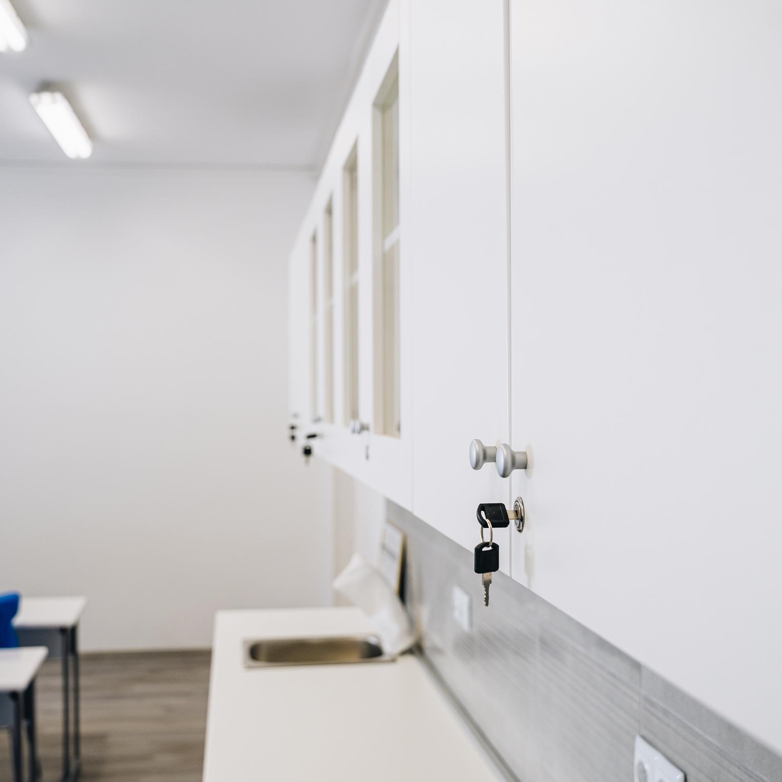 Viseci ormaric s punim vratima