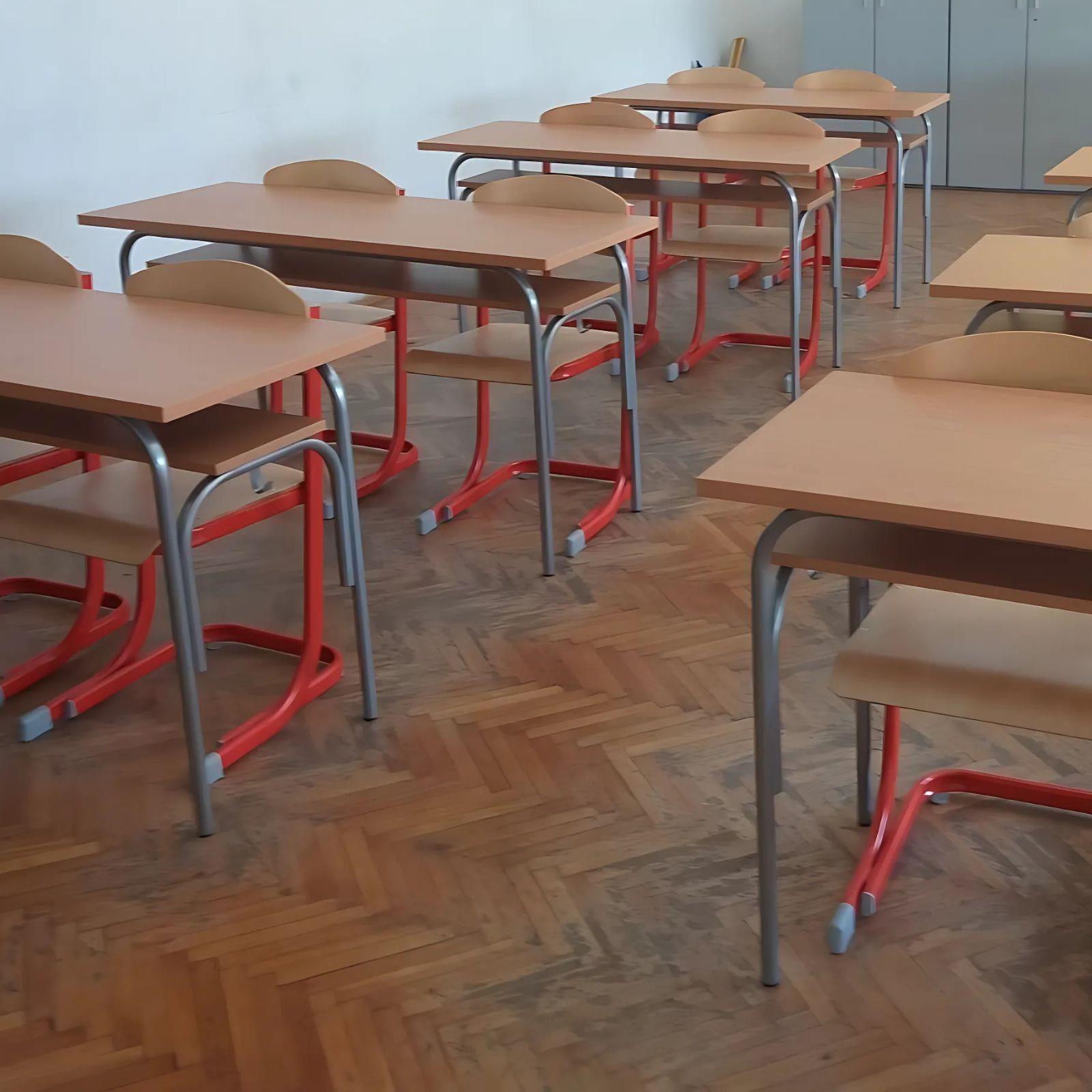 Juventa stolice sa crvenom bojom metala