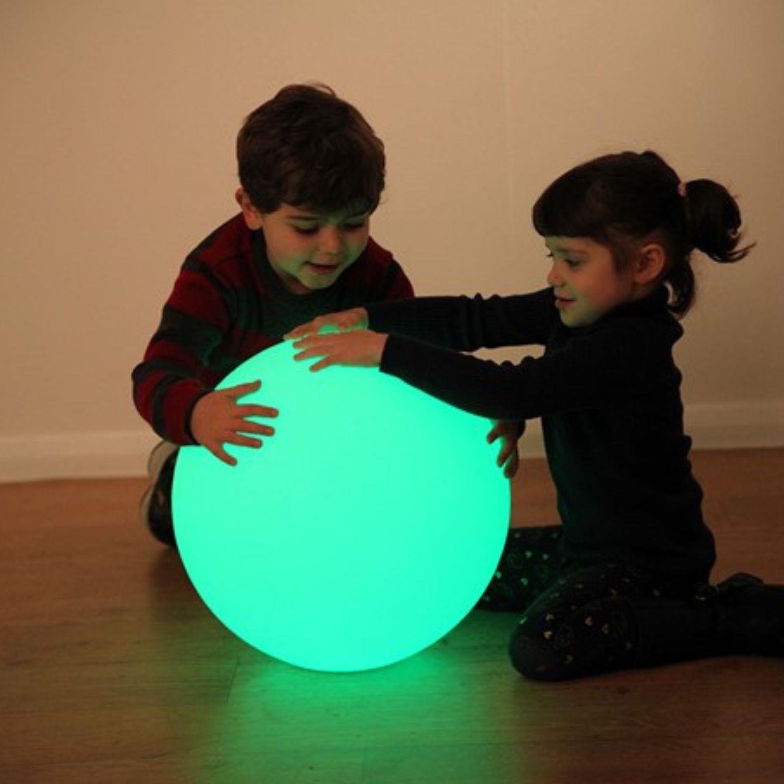 Kugla velika svjetleca s izmjenom boja