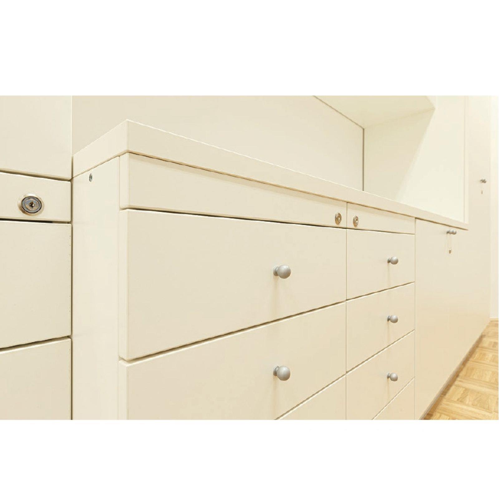 Bijeli namještaj za radni prostor