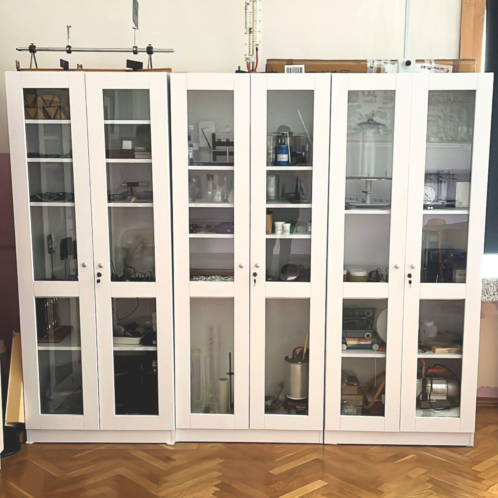 Ormar s dva staklena vratna krila