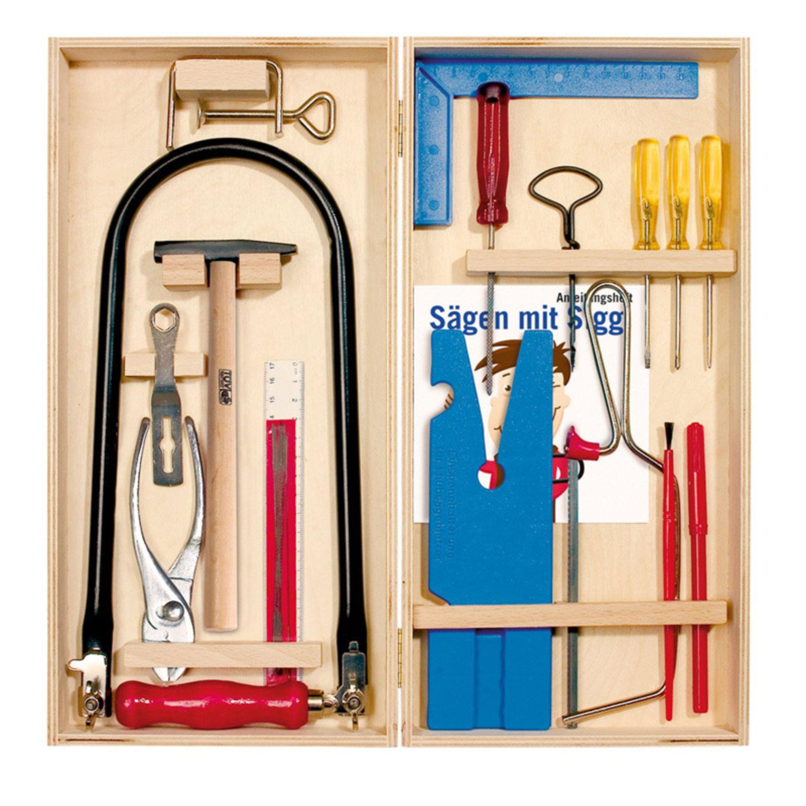 Pribor za rezbarenje u drvenoj kutiji