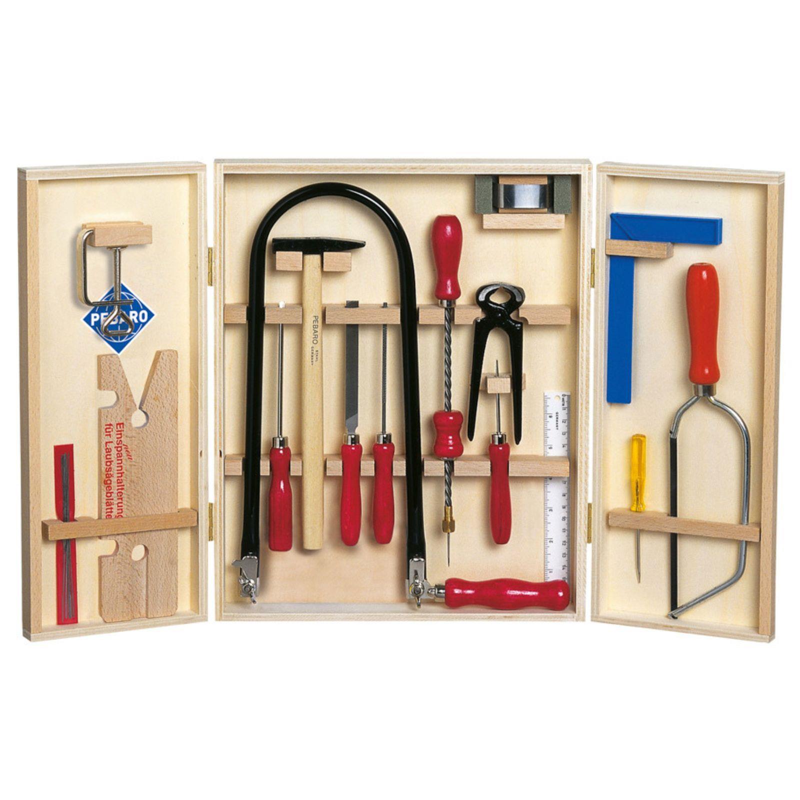 Pribor za rezbarenje u drvenom ormaricu sa celicnim alatom