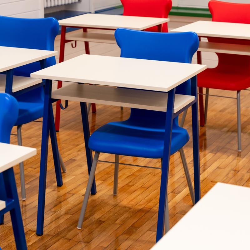 Novi Klasik klupa za ucenike