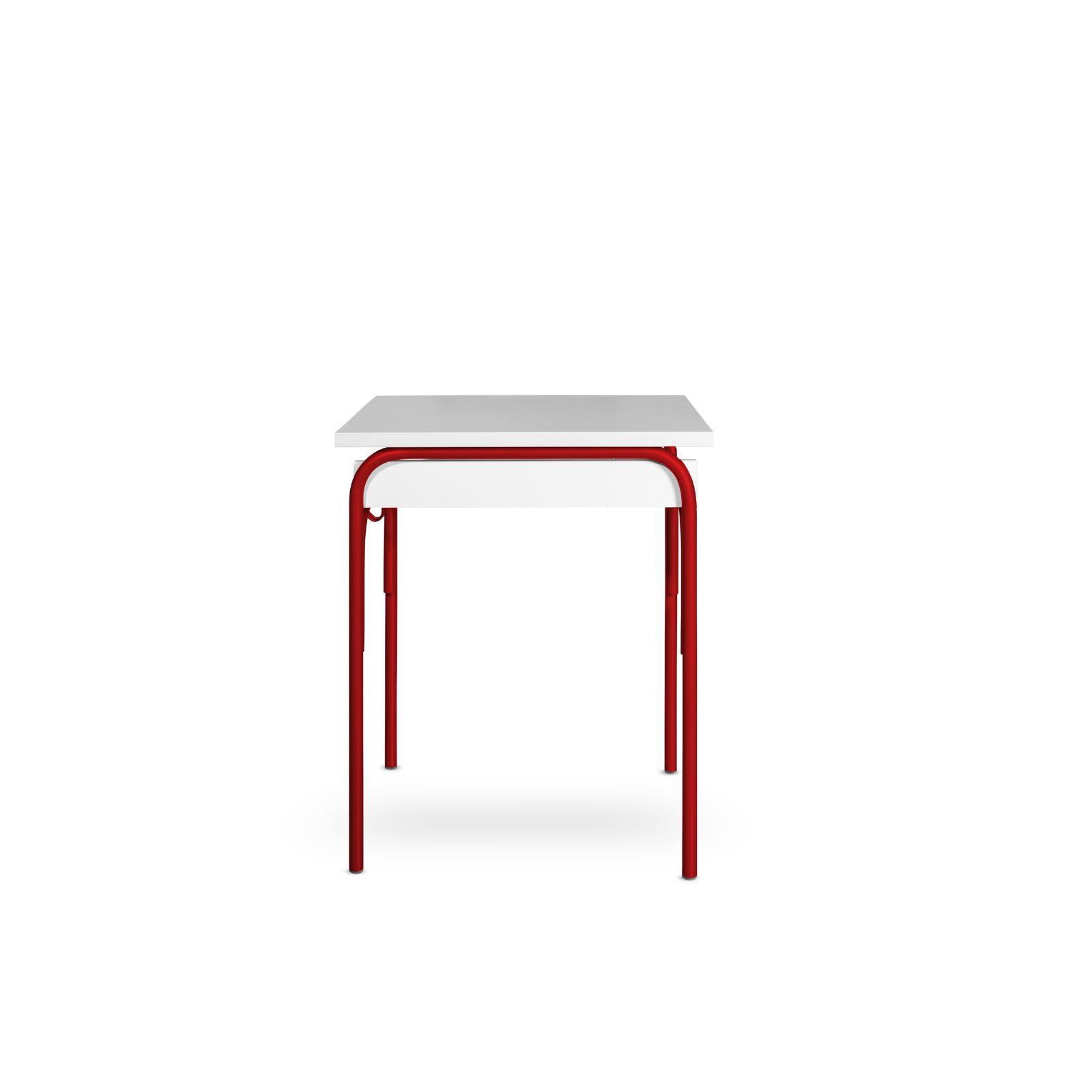 Klupa s crvenom bojom metala