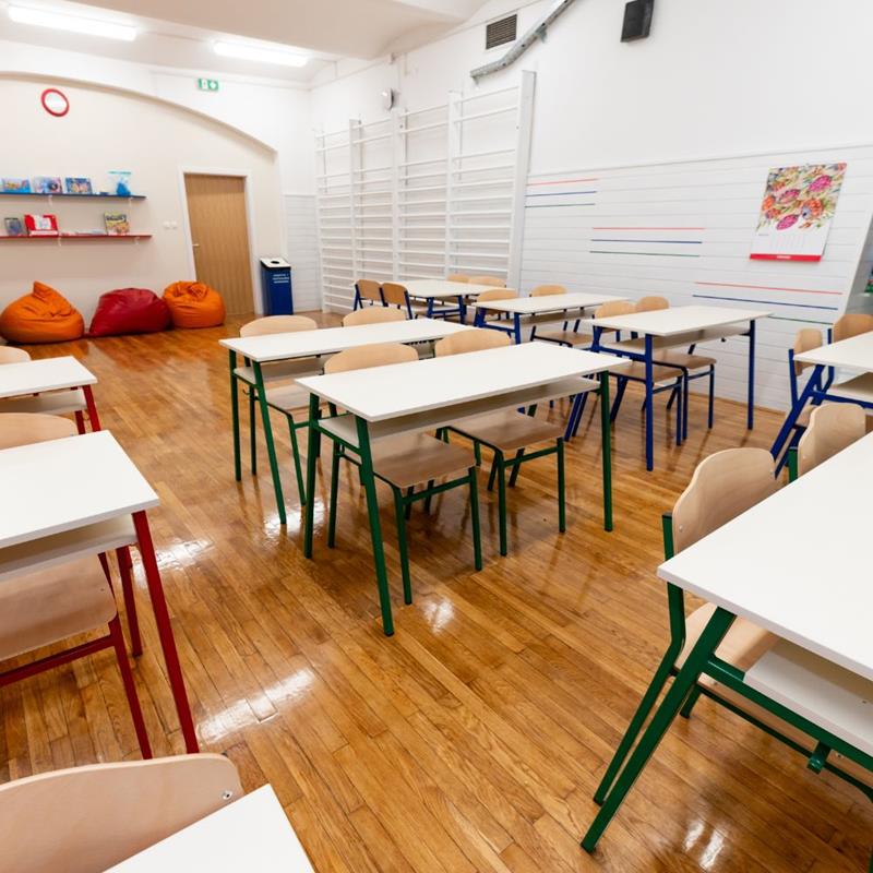 Metalno izradena dosjed Novi Klasik klupa