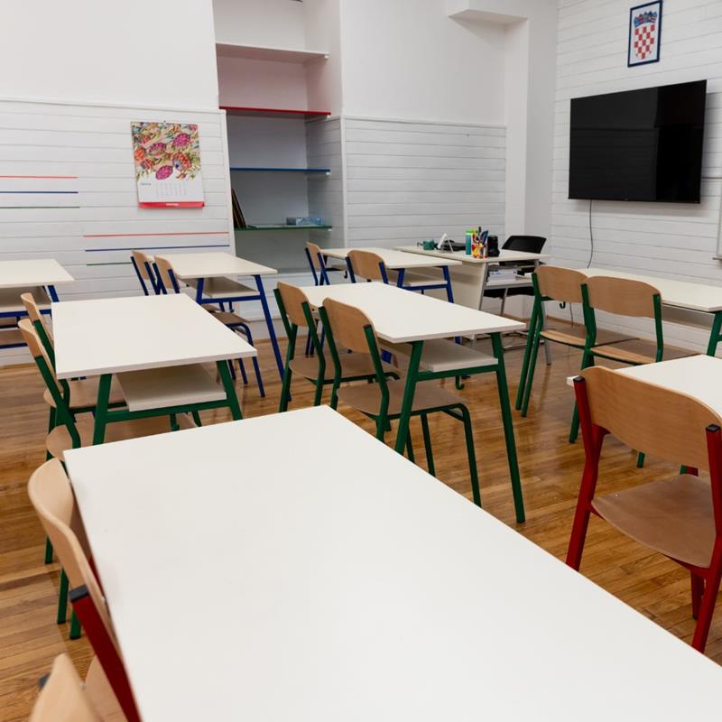 Novi Klasik dvosjed s kukama za torbe