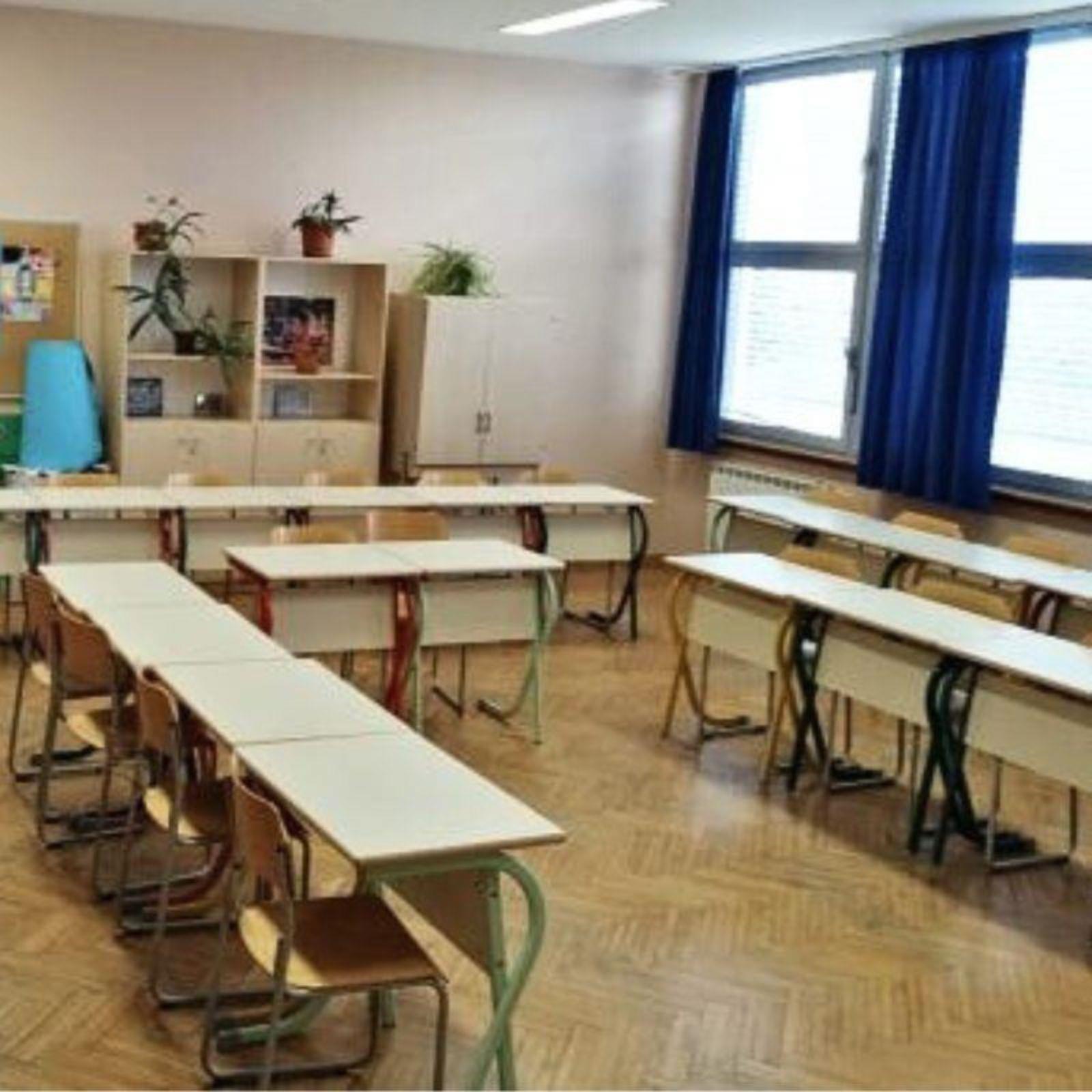 Školske klupe Juventa šarene