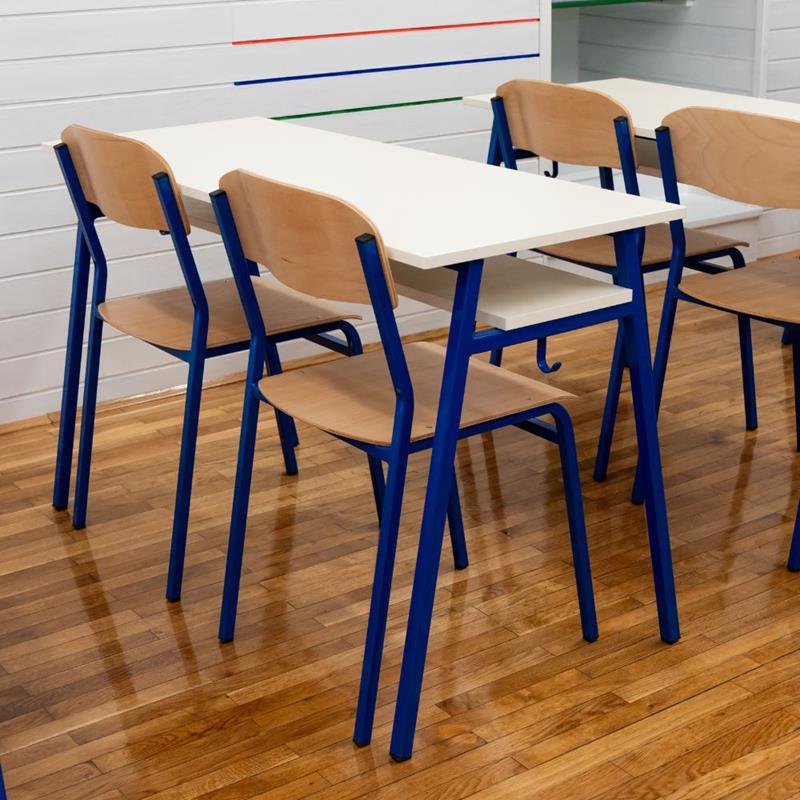 Drveni stolac programa Novi Klasik