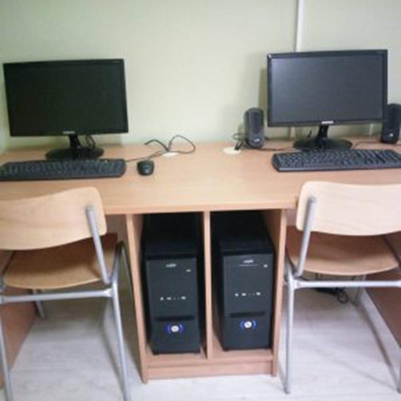 Stol za racunalo za dva ucenika