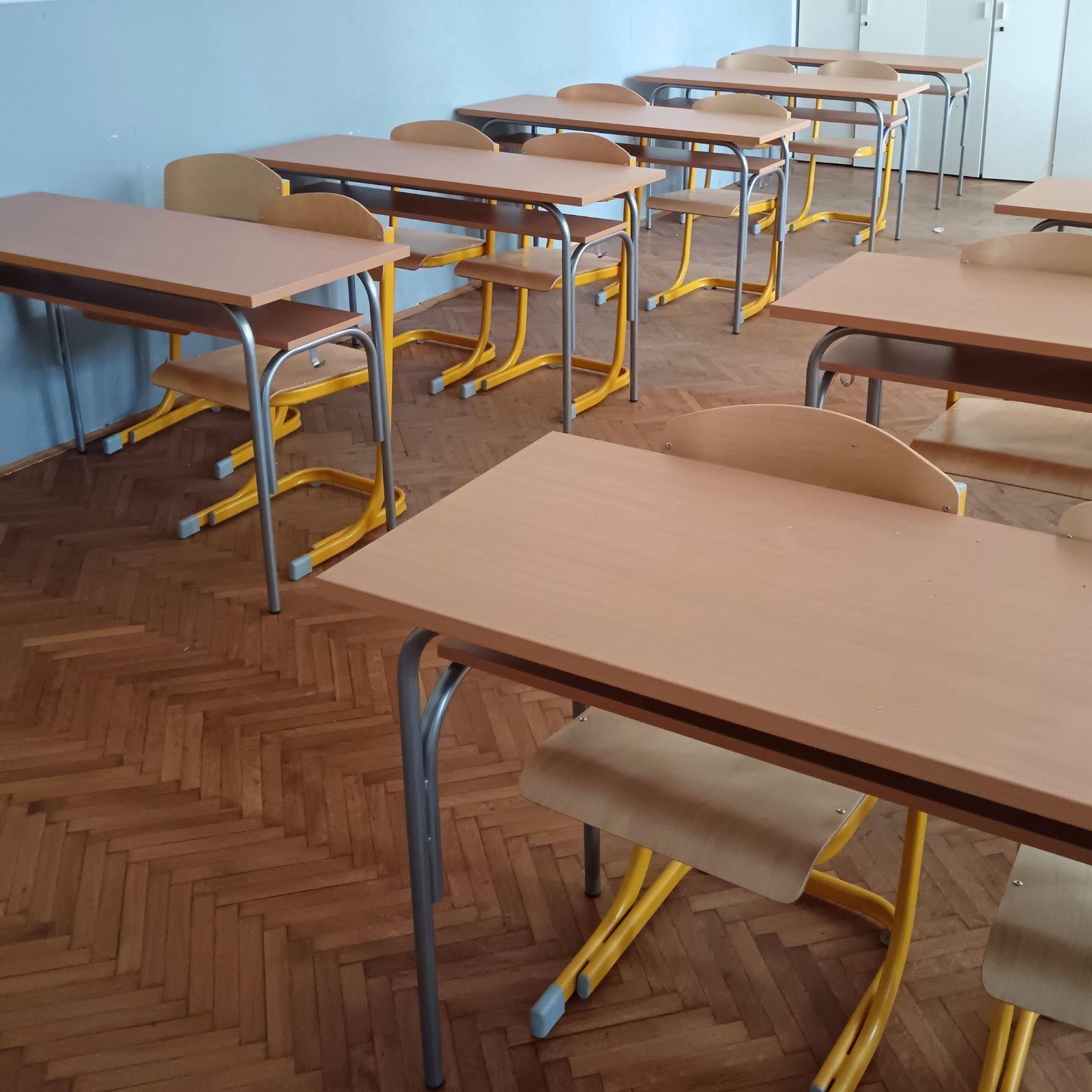 Žute Juventa stolice